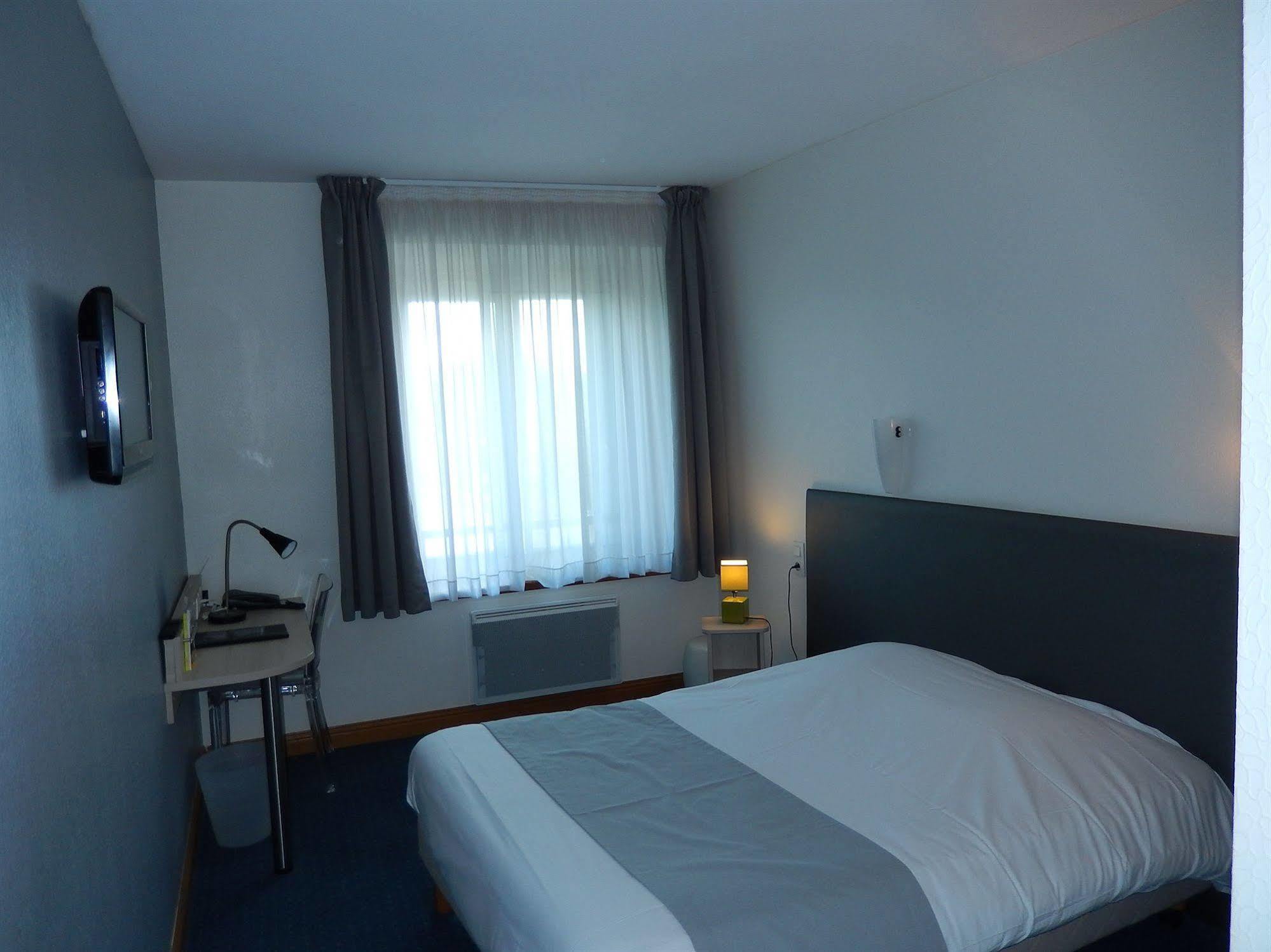 Logis Hotel Lodge La Valette Сессон-Севинье Экстерьер фото